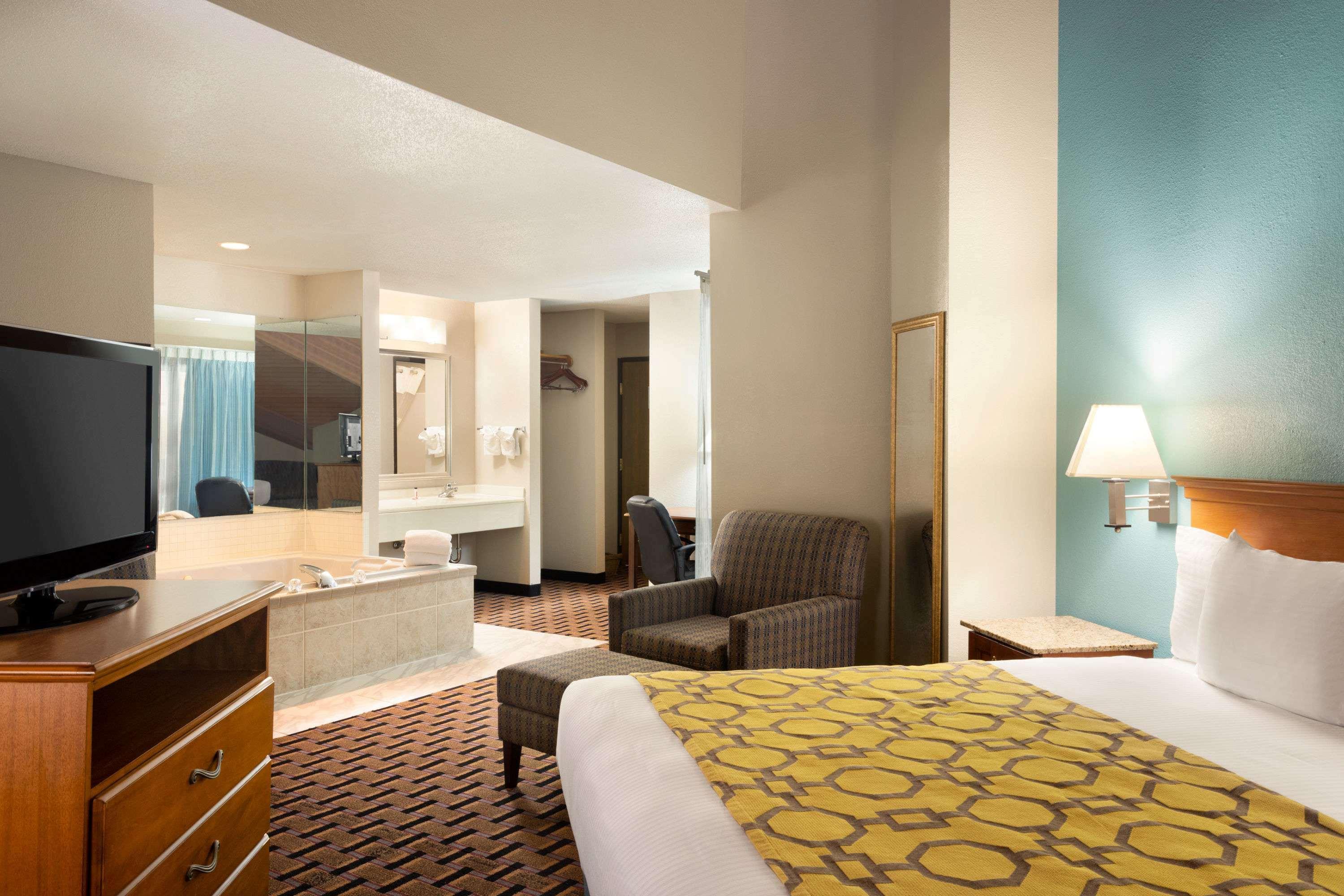 Baymont By Wyndham Warrenton Exterior foto